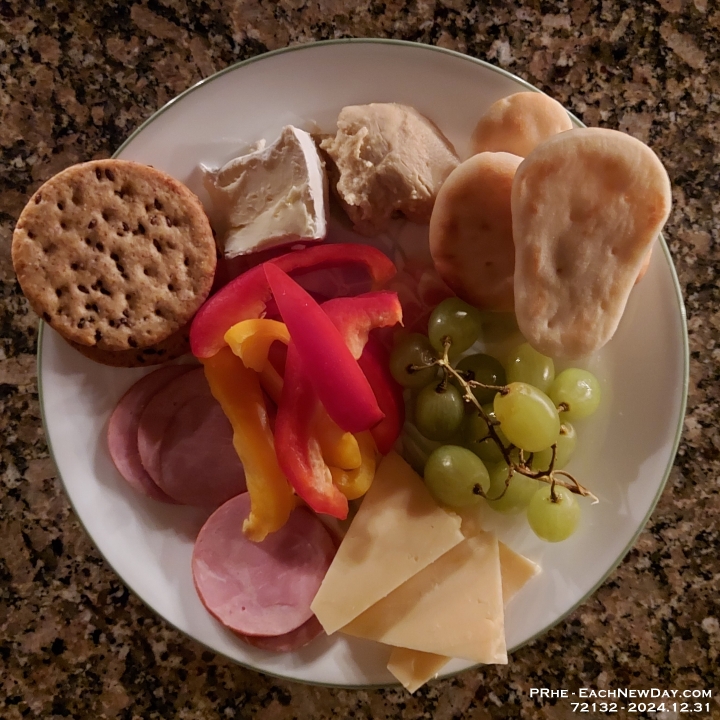 72132Cr - New Year's Eve snacking